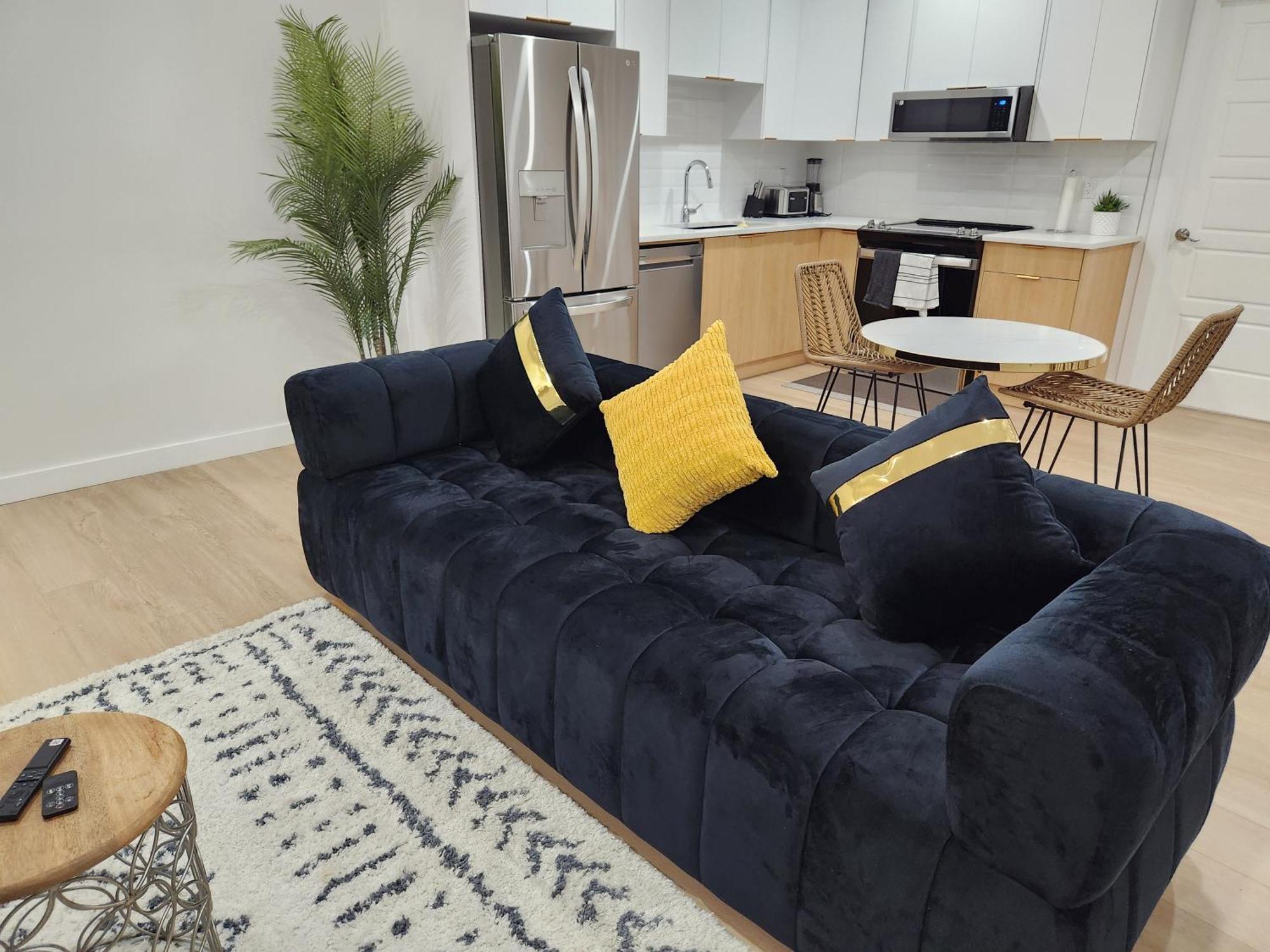 Brand New Deluxe 2 Bedroom Suite With Ac & Den YYC Exterior foto